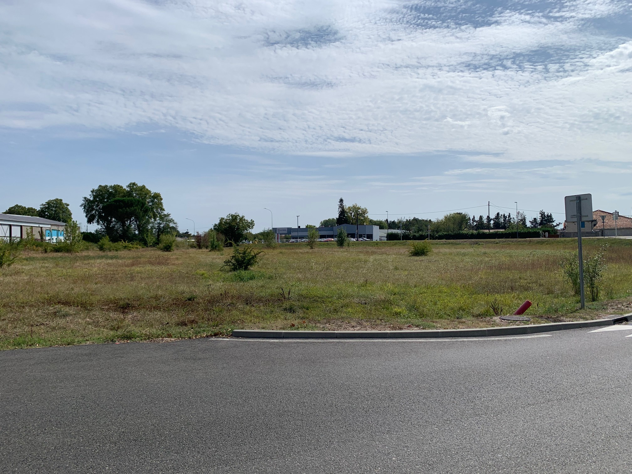 POUR INVESTISSEURS TERRAIN COMMERCIAL